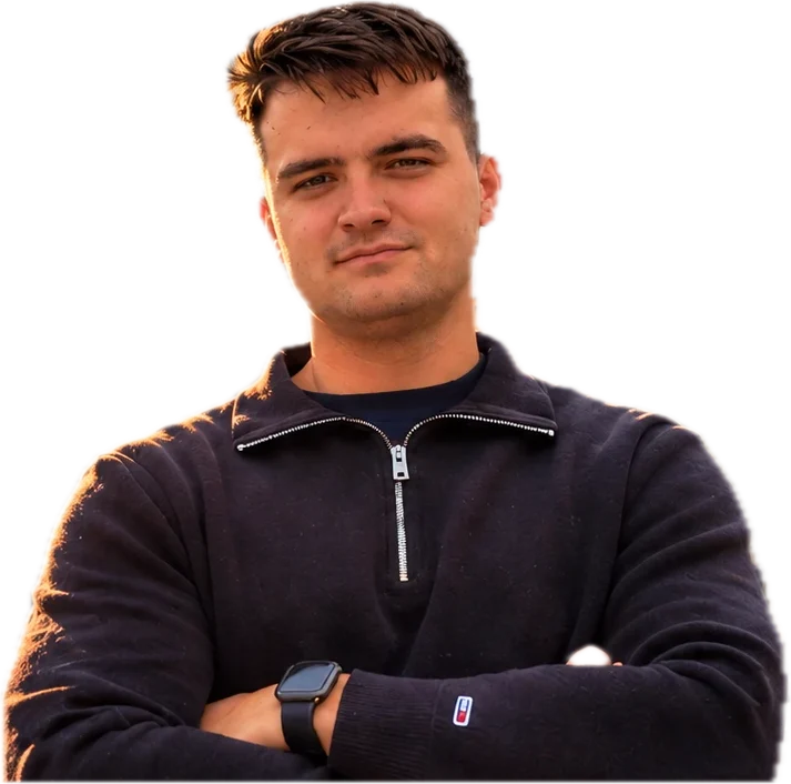 Vid Zadnikar s prekrižanimi rokami.